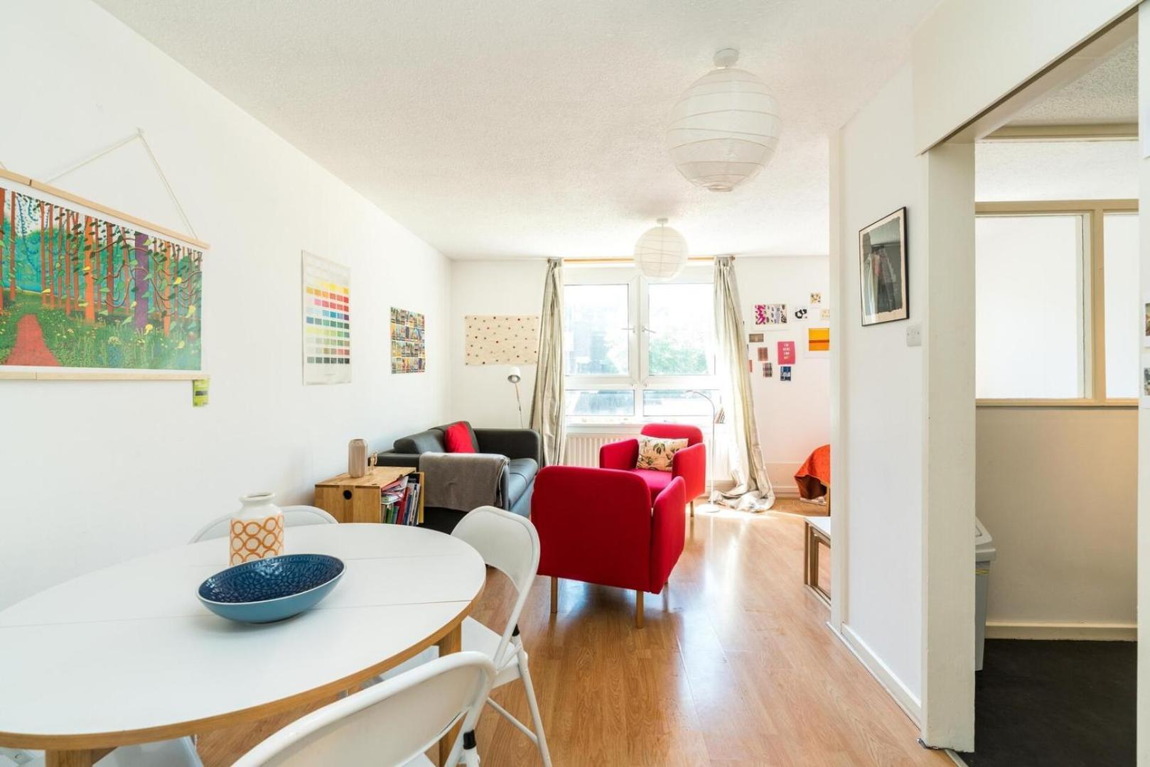 Bright & Cosy Close To Holiday home *